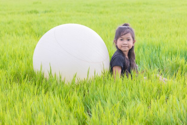 幸せ若い女の子、ボール、ヨガ、牧草地