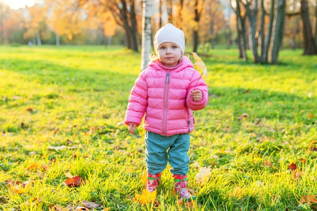 美しい秋の公園で笑って幸せな少女