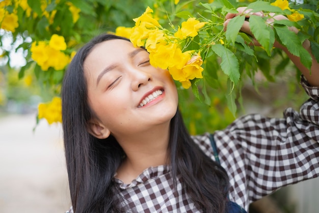 Beautifull 노란 꽃과 함께 행복 한 어린 소녀입니다.