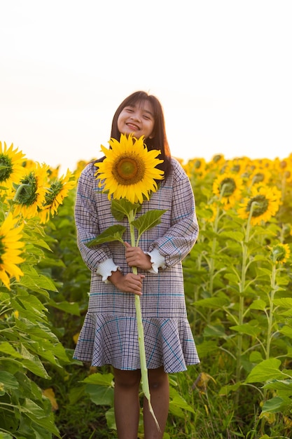 花を持つ幸せな若い女の子