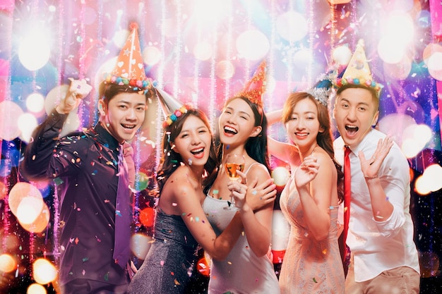 一群快乐的年轻人在夜总会享受生日派对