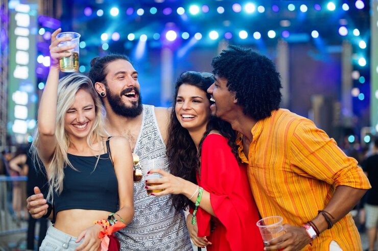 Photo happy young group of people attending festivals at summer, having fun together