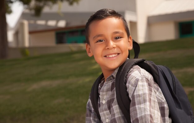 幸せ な ヒスパニック 系 の 少年 が 学校 に 準備 し て いる