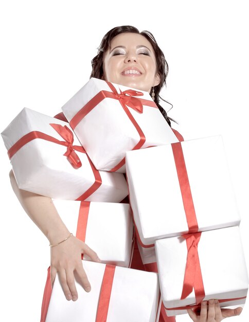 Счастливая молодая леди с большим количеством подарочных коробок, изолированные на белом фоне