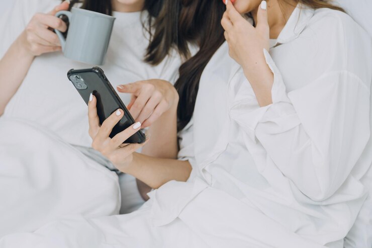 Photo 一緒に自分撮りをする幸せな若いレズビアンのカップル 自宅でリラックスして週末に時間を過ごす友人のカップル 良好な関係を持つ女性の恋人のカップル lgbtq の概念