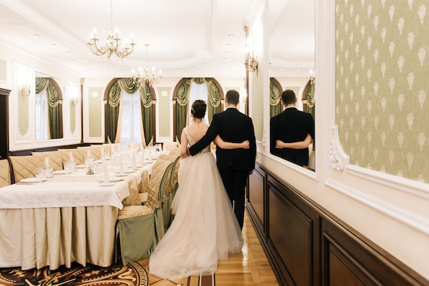 Foto felice giovane e amorevole sposa e lo sposo in un ristorante di lusso