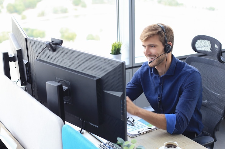 Photo happy young male customer support executive working in office.