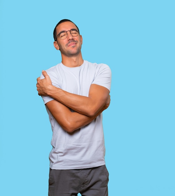 Photo happy young man doing a hug gesture