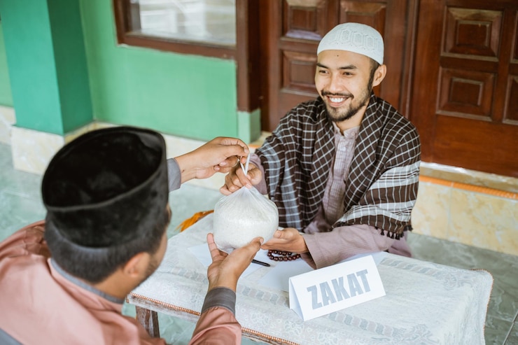 Photo happy young man giving bag of rice in mosque