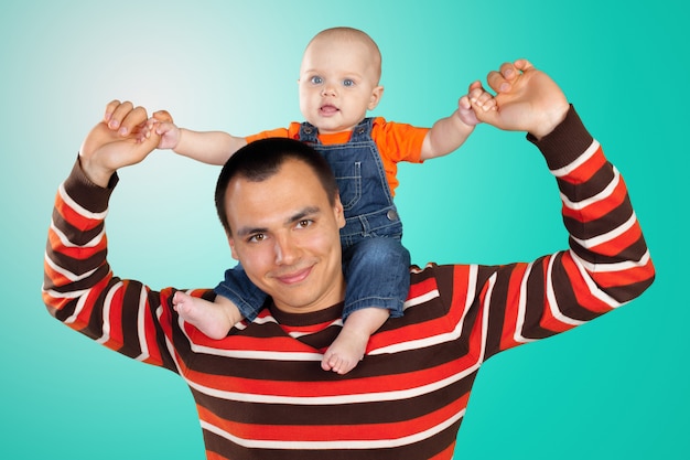 Счастливый молодой человек с ребенком на руках