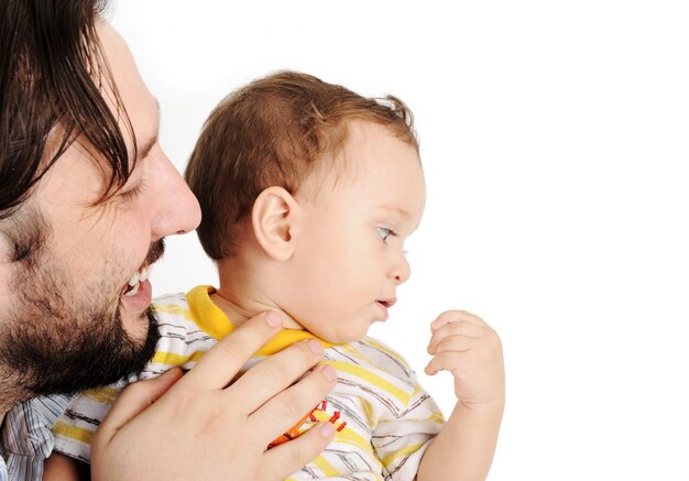 Giovane felice che tiene un bambino sorridente di 1-2 anni