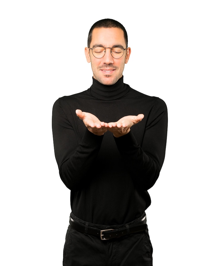 Photo happy young man holding something with his hand