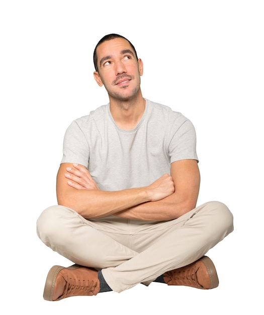 背景に対して探している幸せな若い男