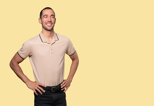 Photo happy young man posing against background