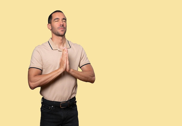 Photo happy young man praying gesture