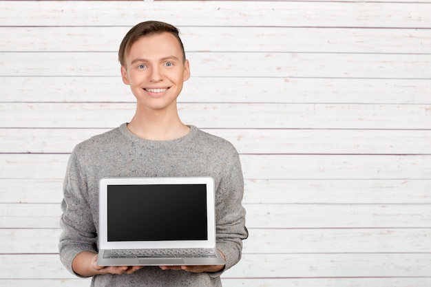 노트북으로 행복 한 젊은 사람