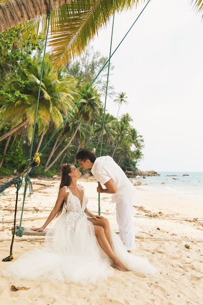 Photo happy young married couple celebrating their wedding on the beach