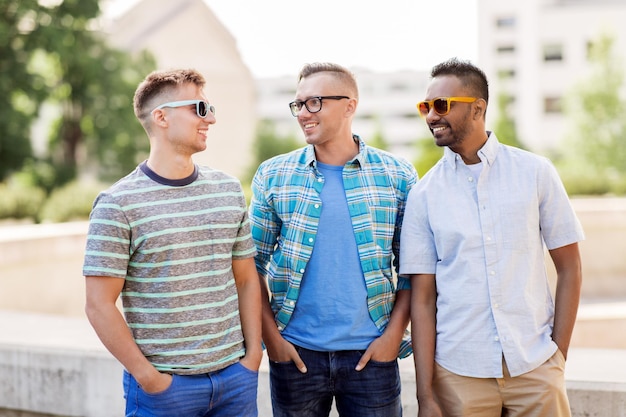 Photo happy young men in sunglasses outdoors