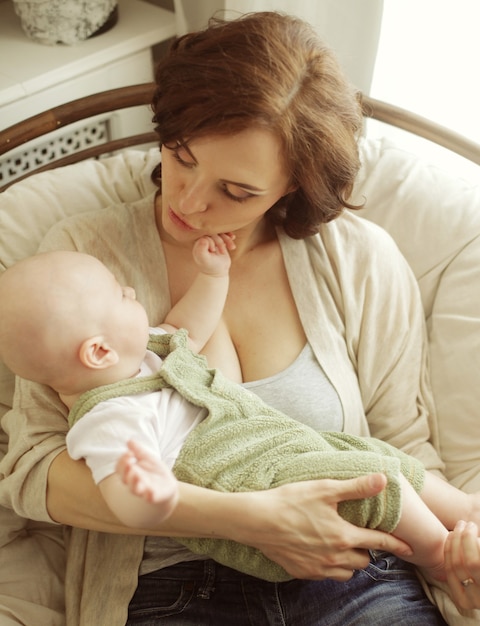 Felice giovane madre con bambino a casa