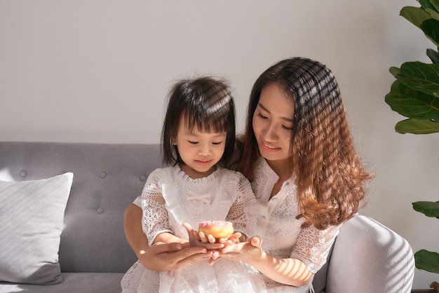 家で娘と幸せな若い母親