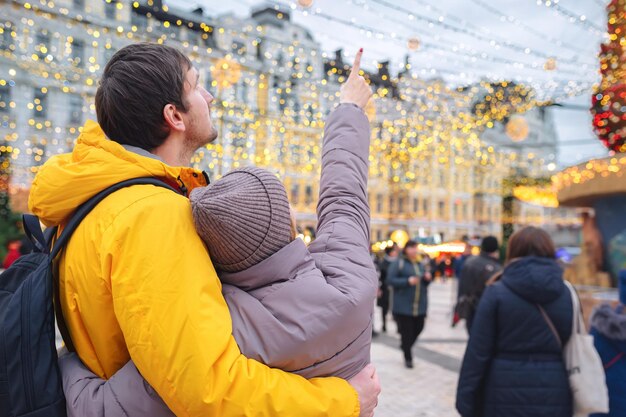 I giovani felici si stanno godendo le vacanze di natale nel giorno di san valentino della strada della città