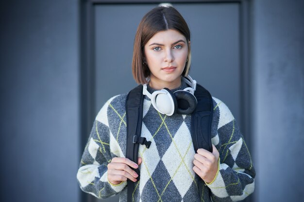 Foto felice giovane studente positivo sulla strada per il college