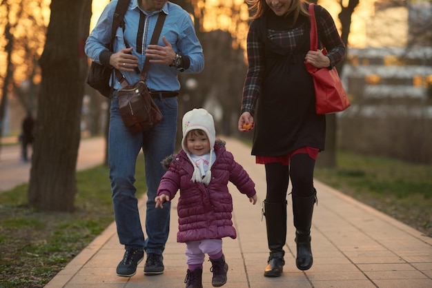 Foto una giovane e felice coppia incinta si diverte e si rilassa all'aperto