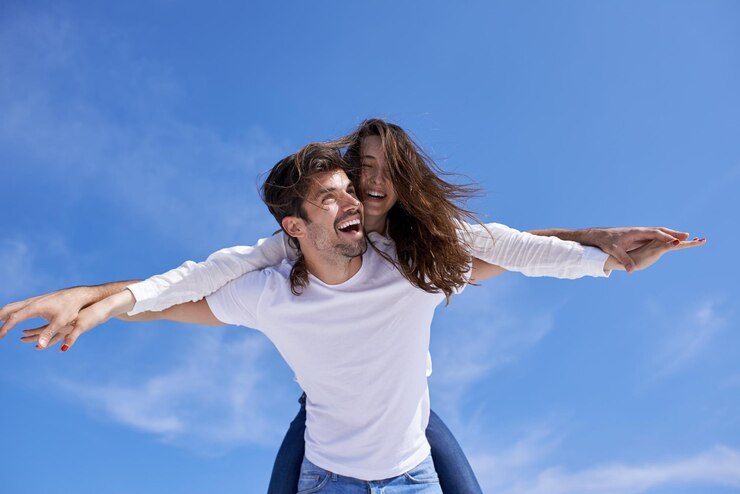 Photo happy young romantic couple have fun relax smile at modern home outdoor terace balcony terace