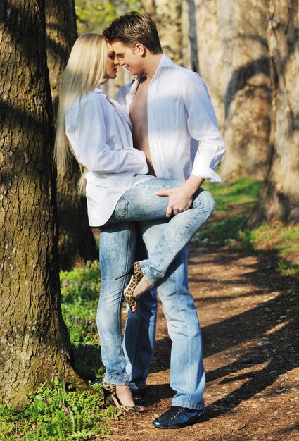 Photo happy young romantic couple in love dance outdoor at spring season on early mornig with beautiful light