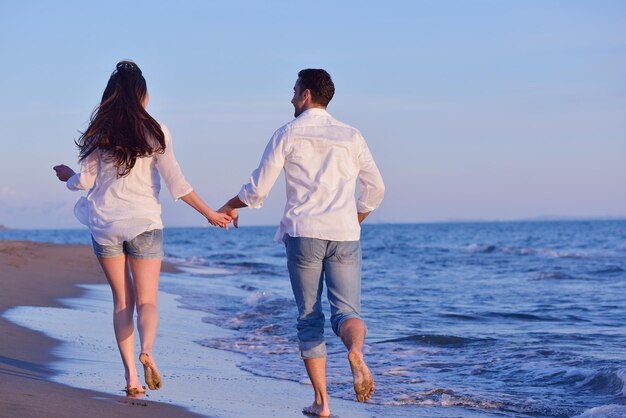 사랑에 빠진 행복한 젊은 로맨틱 커플은 아름다운 여름날 아름다운 해변에서 즐거운 시간을 보낸다