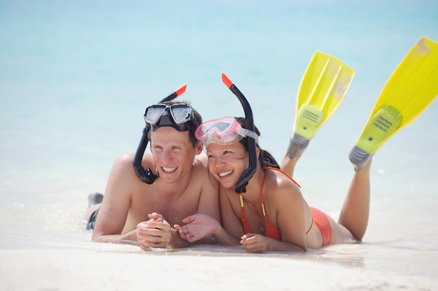 счастливая молодая влюбленная романтическая пара весело бегает и отдыхает на прекрасном пляже
