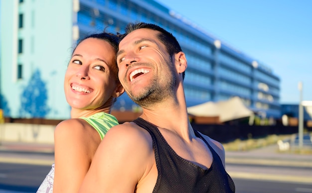Счастливая молодая спортивная пара делится романтическими моментами