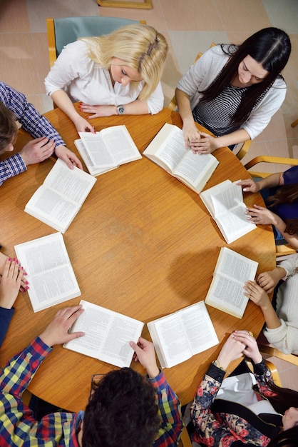 Foto un gruppo di giovani adolescenti felici a scuola si divertono a imparare le lezioni