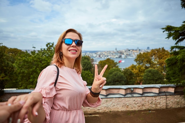 행복한 젊은 관광 여성이 고대 이스탄불 톱카피 궁전을 방문합니다. 나를 따라 이스탄불 터키