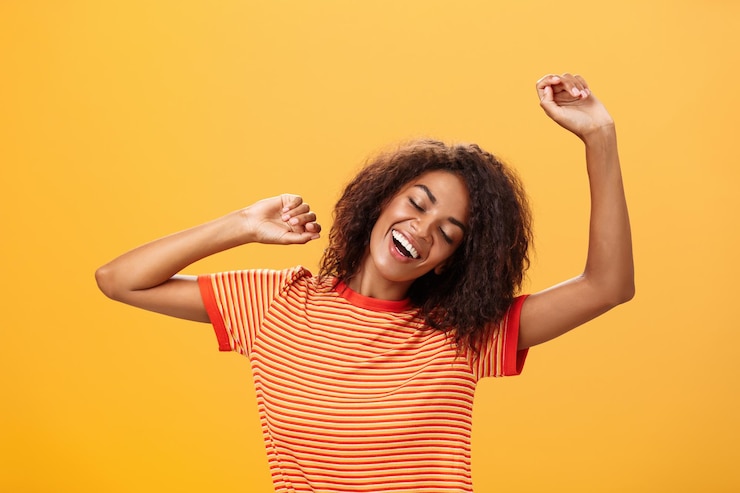 Photo happy young woman against yellow background