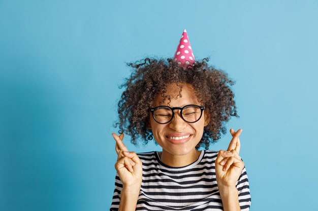 Photo happy young woman crossing fingers and making wish