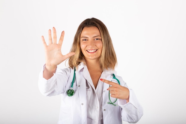 Felice giovane donna medico cinque consigli concetto