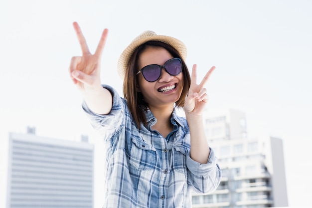 屋外サインをやって幸せな若い女