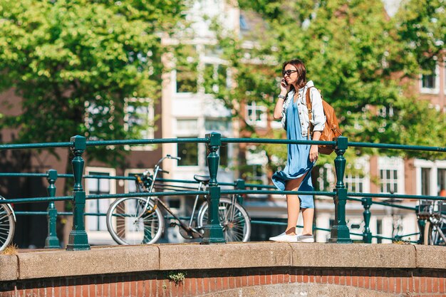 Foto felice giovane donna in città europea