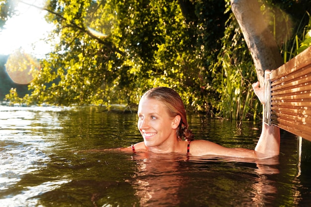 Счастливая молодая женщина в озере