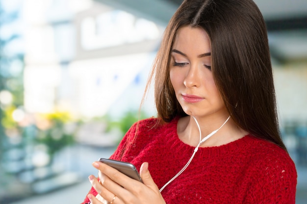 Foto musica d'ascolto della giovane donna felice con le cuffie