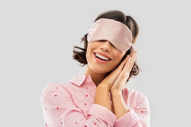 Photo happy young woman in pajama and eye sleeping mask