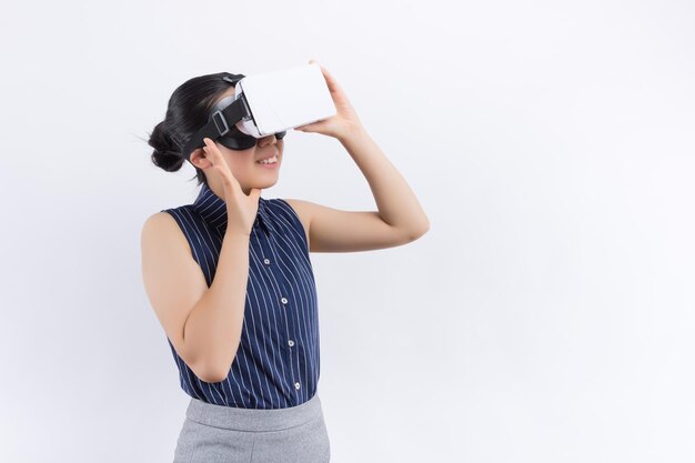 屋内のVRメガネで遊ぶ幸せな若い女性VR体験中に空気に触れるヘッドセットゴーグルで楽しむ若い女の子との仮想現実の概念デジタル世代の傾向