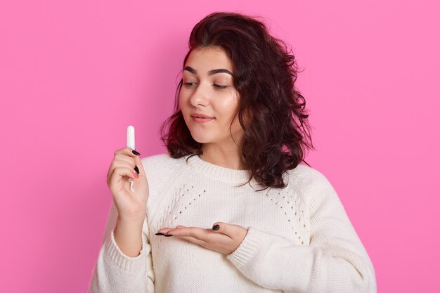 Felice giovane donna che presenta tampone come miglior prodotto per la donna