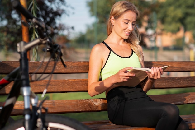 Photo happy young woman reading a book