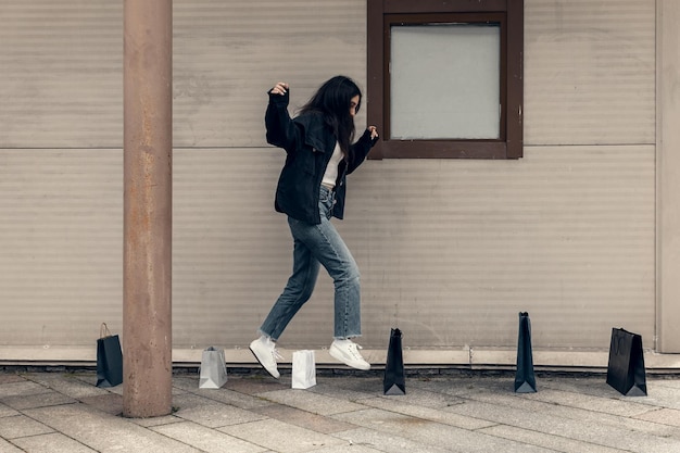 행복 한 젊은 여자 는 쇼핑 가방 을 들고 있는 좋은 쇼핑 소녀 를 즐긴다