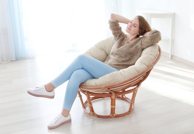 Photo happy young woman relaxing at home