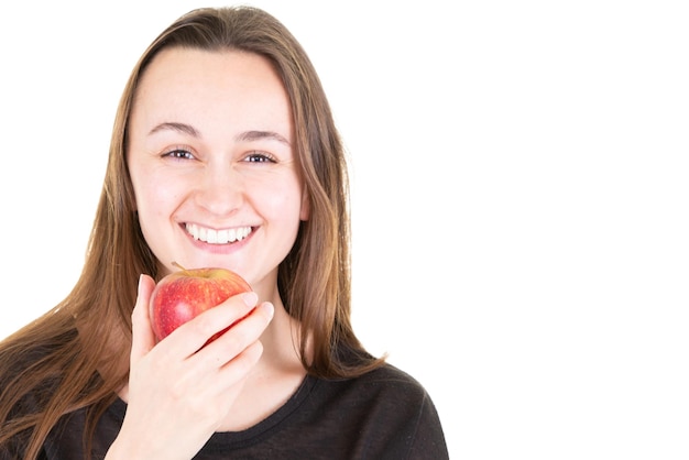 흰색 복사 공간 배경에 빨간 사과와 함께 행복 한 젊은 여자 미소