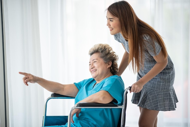 写真 壁に寄りかかって立っている幸せな若い女性