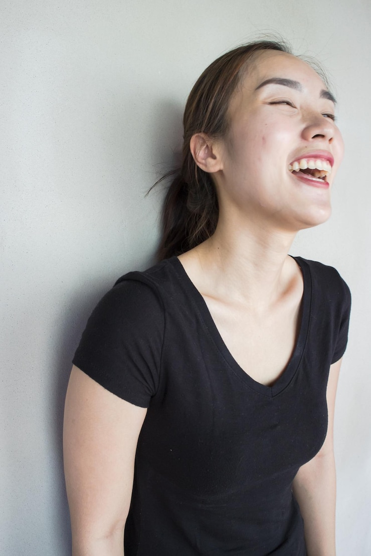 Photo 白い背景に立っている幸せな若い女性